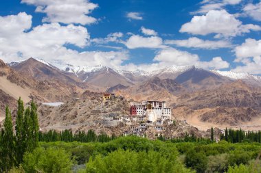 Himalaya dağları manzarasına sahip Spituk Manastırı. Ünlü bir Budist tapınağı Ladakh, Jammu ve Keşmir, Hindistan Spituk Gompa olduğunu.