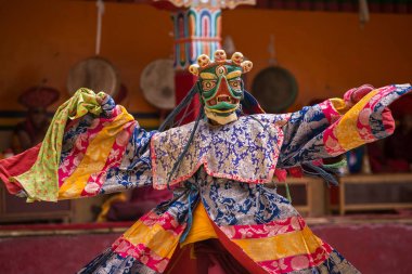 Kimliği belirsiz keşiş maskeli Lamayuru Gompa, Ladakh Yuru Kabgyat Budist Festivali'nde sırasında Tibet Budizmi dini maskeli ve kostümlü gizem dansı gerçekleştirmek.