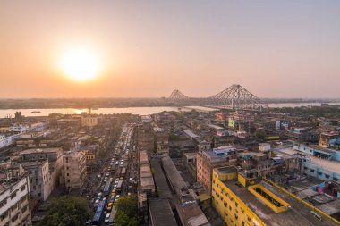 Hava kenti Kolkata, Hindistan. Ünlü Howrah bridge - nehrinde Hooghly, Kalküta, Hindistan tarihi kapanır köprü prensibine göre üzerinde güzel gün batımı.