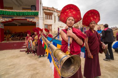 Lamayuru, Hindistan - 21 Haziran 2017: Yuru Kabgyat Budist Lamayuru Gompa, Ladakh Festivali'nde. Lamayuru Manastırı Festivali bir Budist tören Tantrik maskesi dans veya lamas rahipler tarafından gerçekleştirilen Cham dans ile..