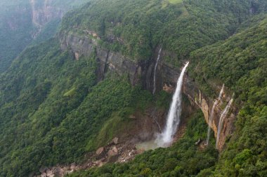 Nohkalikai şelale tarafından yüksek kayalıklarla çevrili ve Cherrapunji,: Meghalaya, India yakınındaki ormanlık ve kalın bitki örtüsü.