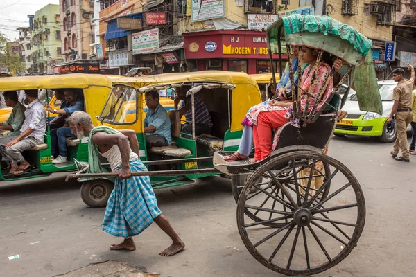 Kolkata India Abril 2017 Conductor Indio Tradicional Rickshaw Que Trabaja —  Fotos de Stock