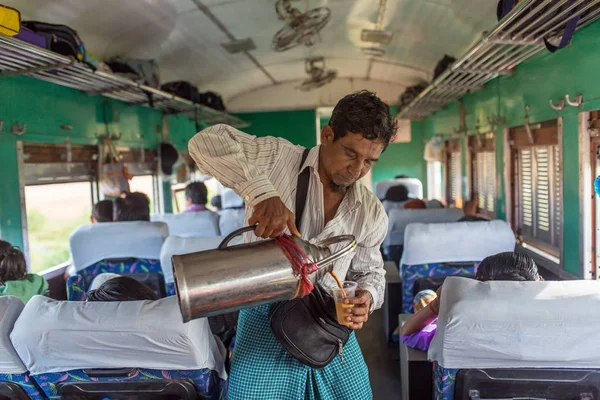 Yangon Myanmar Października 2016 Niezidentyfikowany Mężczyzna Birmański Sprzedaż Herbaty Pociągu — Zdjęcie stockowe