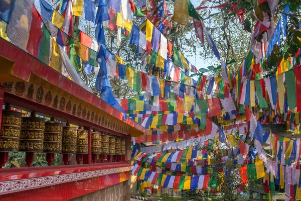 Tibet Budist Bayrakları Dua Tekerlekleri Darjeeling Hindistan — Stok fotoğraf