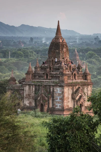 バガン ミャンマーで古代の塔に登って日の出を見てバガン ミャンマー 2016 観光客 — ストック写真