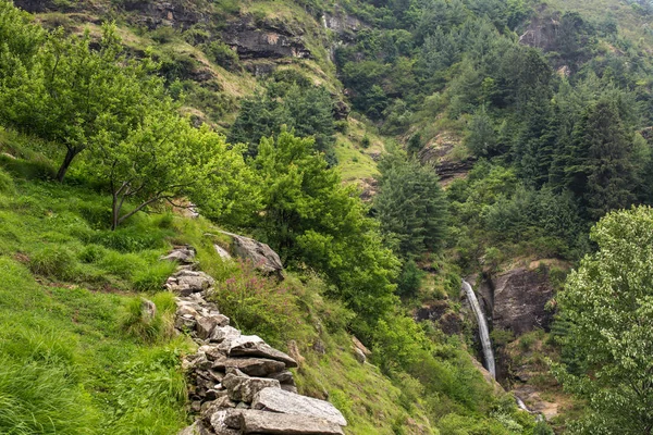 Paisagem Montanha Verão Com Pequena Cachoeira Jardim Maçãs Aldeia Vashisht — Fotografia de Stock