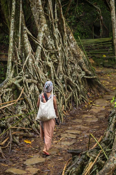 Meghalaya India May 2017 Khasi Woman Riwai Village Crossing One — Stock Photo, Image