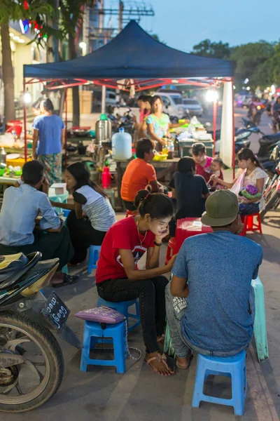 Монива Мьянма Октября 2016 Года Бирманцы Едят Уличную Еду Мониве — стоковое фото