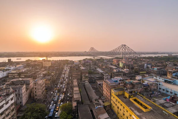 インド コルカタ市の空撮 美しい夕日の有名なハウラー橋 川フーグリー カルカッタ インドの歴史的なカンチレバー橋で — ストック写真