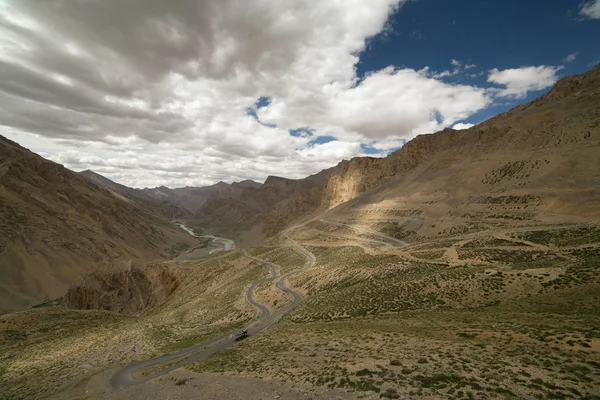 Camión Subiendo Los Bucles Gata Manali Leh Carretera Ladakh India — Foto de Stock