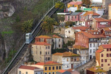 Guindais fünikülere (füniküler dos Guindais) Porto eski kasaba Douro, Portekiz nehir kıyısında havadan görünümü