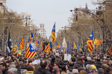 Barcelona, İspanya - 25 Mart 2018: Katalan insanlar mitingde bağımsızlık Catalonia için talep