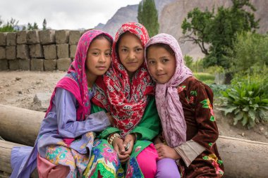 Turtuk, Hindistan - 28 Haziran 2017: Tanımlanamayan Balti kızlar pozlar Pakistan, Ladakh, Hindistan sınırındaki Turtuk köyünde bir fotoğraf için