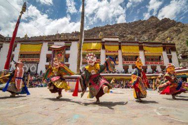 Ladakh, Hindistan - 4 Temmuz 2017: Hemis Tsechu, Tantrik Budist töreni Hemis manastırda rahipler tarafından gerçekleştirilen Tantrik maskesi dans/Cham dans ile. Drukpa soy Kagyu mezhebi.