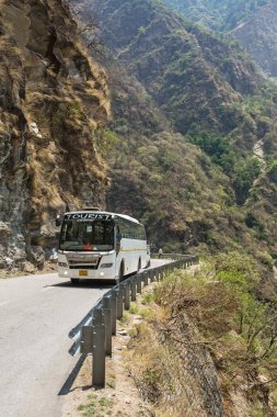 Manali, Hindistan - 25 Mayıs 2017: Himalayalar Manali Mandi üzerinden giderken de tehlikeli dağ yol sürüş Turist otobüsü