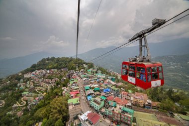 Gangtok, Hindistan - 1 Mayıs 2017: Bulutlu günde bir teleferik teleferik Gangtok şehirde turist keyfini çıkarın.