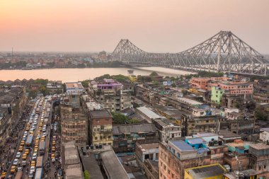 Kolkata, Hindistan - 13 Nisan 2017: Güzel kenti Kolkata Howrah bridge Hooghly nehrinde günbatımı sırasında ile.