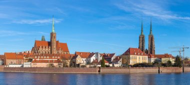 Tumski Adası ve Katedrali St John Baptist oder Nehri Köprüsü ile Wroclaw, Polonya görüntülemek