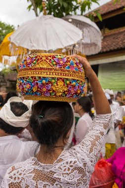 Bali, Endonezya - 17 Eylül 2016: Belirsiz Balili kadın Bali Galungan kutlama sırasında dini sunan.