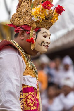 Bali, Endonezya - 17 Eylül 2016: tanımlanamayan Balili adam maskeli Ubud, Bali Galungan kutlama sırasında performans