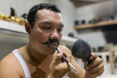 Ubud, Endonezya - 8 Ağustos 2016: tanımlanamayan Balili sanatçılar Hindu tapınağı Bali, Endonezya geleneksel Kecak ateşi dans töreni için hazırlanıyor