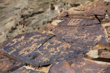 Domkhar rock sanat kutsal Indus Nehri yanındaki Ladakh, Domkhar Köyü.