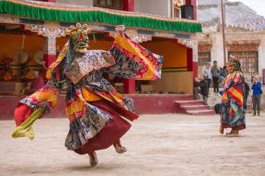 Lamayuru, Hindistan - 21 Haziran 2017: Maskeli tanımlanamayan keşiş gerçekleştirmek Tibet Budizmi dini maskeli ve kostümlü gizem dansı sırasında Lamayuru Gompa, Ladakh Yuru Kabgyat Budist Festivali'nde.