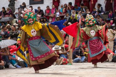 Ladakh, Hindistan - 4 Temmuz 2017: Hemis Tsechu, Tantrik Budist töreni Hemis manastırda rahipler tarafından gerçekleştirilen Tantrik maskesi dans/Cham dans ile. Drukpa soy Kagyu mezhebi.