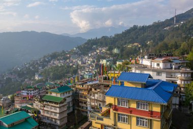 Gangtok City, Sikkim devletin, Kuzey Hindistan başkenti güzel havadan görünümü.