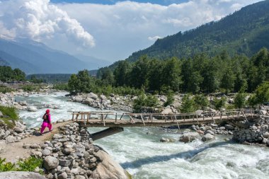 Manali, Hindistan - 27 Mayıs 2017: Belirsiz Hint kadın yürüyüş Kullu Valley, Himachal Pradesh, Hindistan Vashisht Köyü yakınındaki ahşap köprü