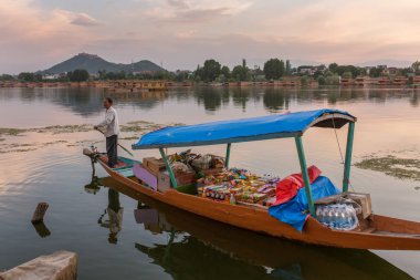 Srinagar, Hindistan - 13 Haziran 2017: Srinagar gölde Nagin teknede gelen turistler için bakkal satış kimliği belirsiz Keşmir adam.