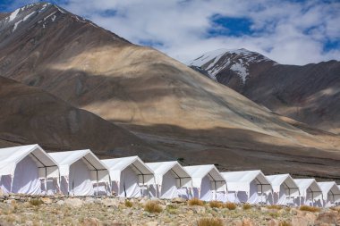 Pangong teknik destek Lake Ladakh, Hindistan turizm kampında tented.