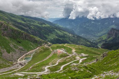 Güzel yeşil Kullu vadide Himachal Pradesh eyaletinde, Hindistan Rohtang geçidinde üzerinden görüntülemek