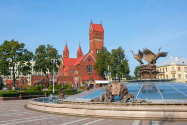Kilise aziz çeşme bağımsızlık Meydanı, Minsk, Beyaz Rusya, Belarus şehir Brest üstünde o ismi ile Kızıl kilise olarak da bilinir Simon.