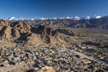 Güzel kenti Leh karlı Himalaya Dağları ile arka planda Ladakh, Jammu ve Keşmir, Hindistan.