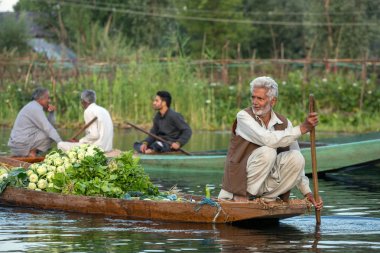 Srinagar, Hindistan - 16 Haziran 2017: tanımlanamayan sebze satıcıları üretmek yüzen Pazar sabahları erkenden Srinagar, Kaşmir gölde Dal alarak.
