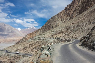Yollar Ladakh, Hindistan. Dağ yolundan Himalayalar