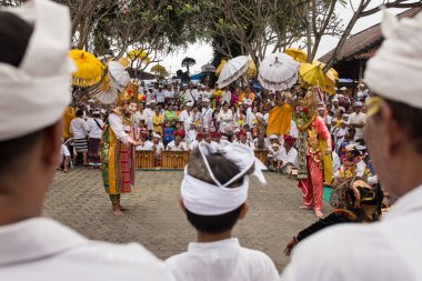 Bali, Endonezya - 17 Eylül 2016: tanımlanamayan Bali insanlar Ubud, Bali Galungan kutlama sırasında geleneksel maskeli gerçekleştirme