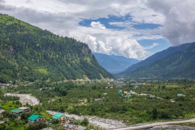 Himachal Pradesh eyaletinde, Hindistan Yeşil Kullu Vadisi'nin güzel panorama