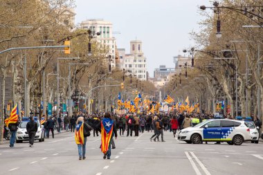 Barcelona, İspanya - 25 Mart 2018: Katalan insanlar mitingde bağımsızlık Catalonia için talep