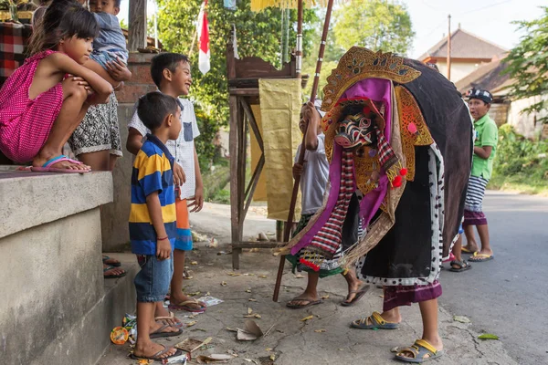 バリ島 インドネシア 2016 バリの子供たちがインドネシア バリ島ウブドの街を歩いてバロンを再生 — ストック写真
