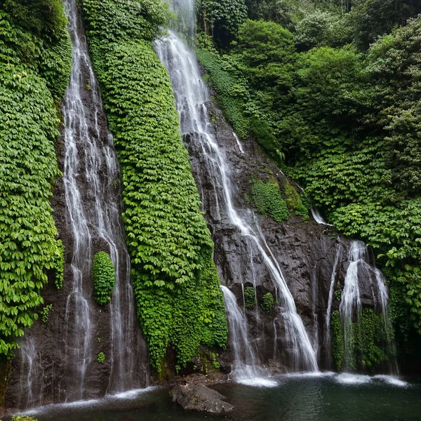 Cachoeira de Banyumala bonita em Bali, Indonésia — Fotografia de Stock