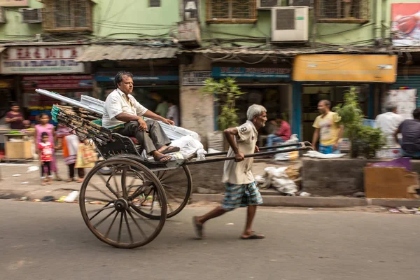 Kolkata Índia Abril 2017 Motorista Riquixá Indiano Puxado Mão Tradicional — Fotografia de Stock
