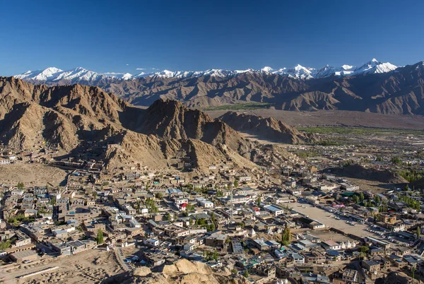 Hermosa Vista Ciudad Leh Con Montañas Nevadas Del Himalaya Fondo —  Fotos de Stock