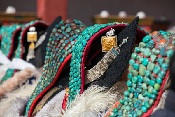 Zanskari 妇女身穿民族传统拉达克头饰 名叫绿松石 Perakh 拉达克 — 图库照片