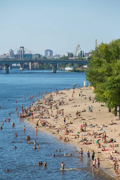 Kiev Ucraina Agosto 2017 Spiaggia Sull Isola Trukhaniv Sul Fiume — Foto Stock