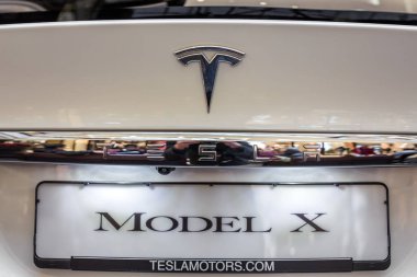 Berlin, Almanya - 6 Aralık 2017: Tesla logo bir Tesla araba. Tesla, Inc elektrik otomotiv, enerji depolama ve güneş paneli üretim konusunda uzmanlaşmış bir Amerikan şirketidir.