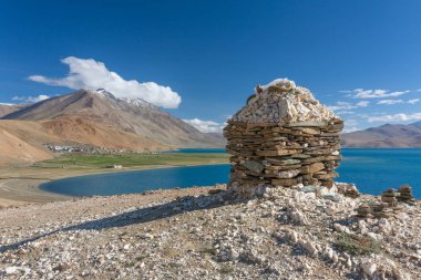 Basit Budist taş stupa Karzok Köyü ve teknik destek Moriri Ladakh, Hindistan Rupshu Vadisi'nde bulunan göl yakınında