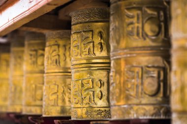 Tibetli Budist dua tekerlekleri Ladakh, Hindistan. Geleneksel olarak, tekerlek dış tarafında Sanskritçe mantra Om Mani Padme Hum bulunmakta