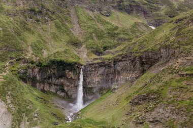Sissu şelale Leh - Manali karayolu, Himalayalar, Jammu and Kashmir, Kuzey Hindistan gözlenen Chandra Vadisi'nde kalp şeklinde.